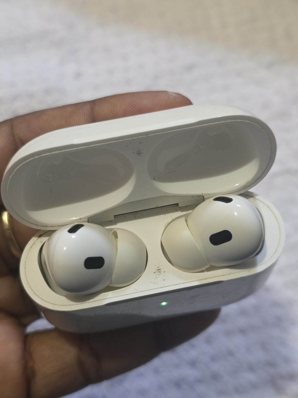 Wireless True Earbuds in White with Charging Case